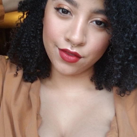 Meet your Posher, Dominique - Picture 1 of 1